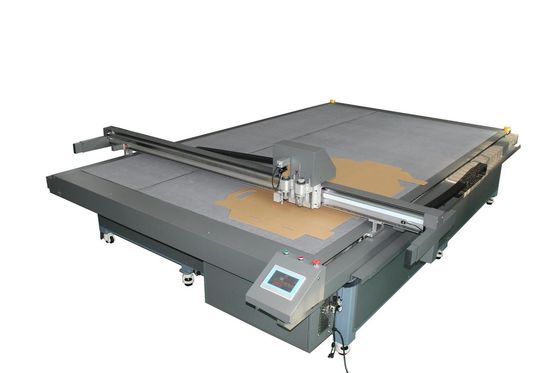 آلة قطع عينات الصندوق الكبير لصندوق الكرتون ، الصندوق المموج ، صندوق الكرتون بسكين تتأرجح ، وعجلة التجعيد